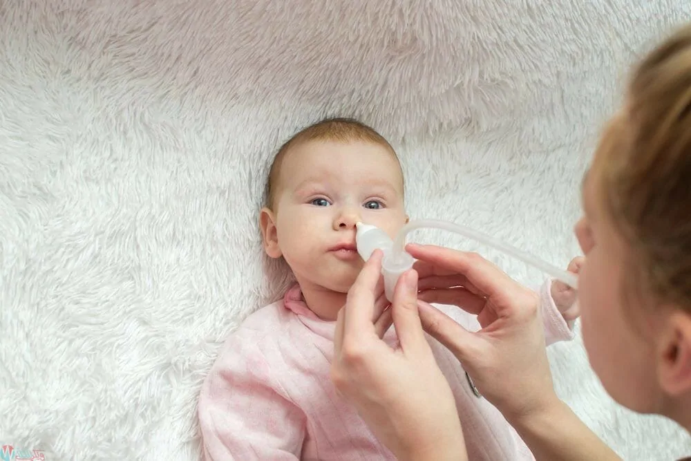 تنظيف أنف الرضيع بالسرنجه